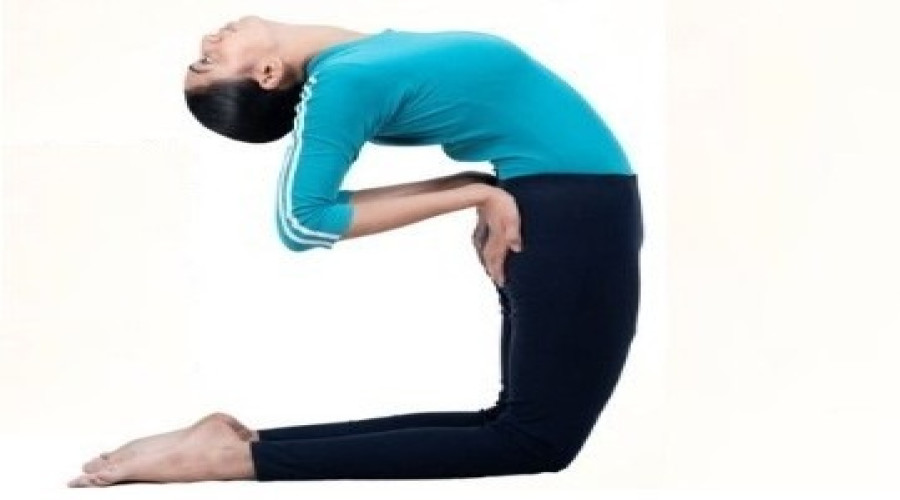 अर्द्धउष्ट्रासन: रीढ़ को लचीलापन और मन को शांति देता योग का चमत्कारी आसन